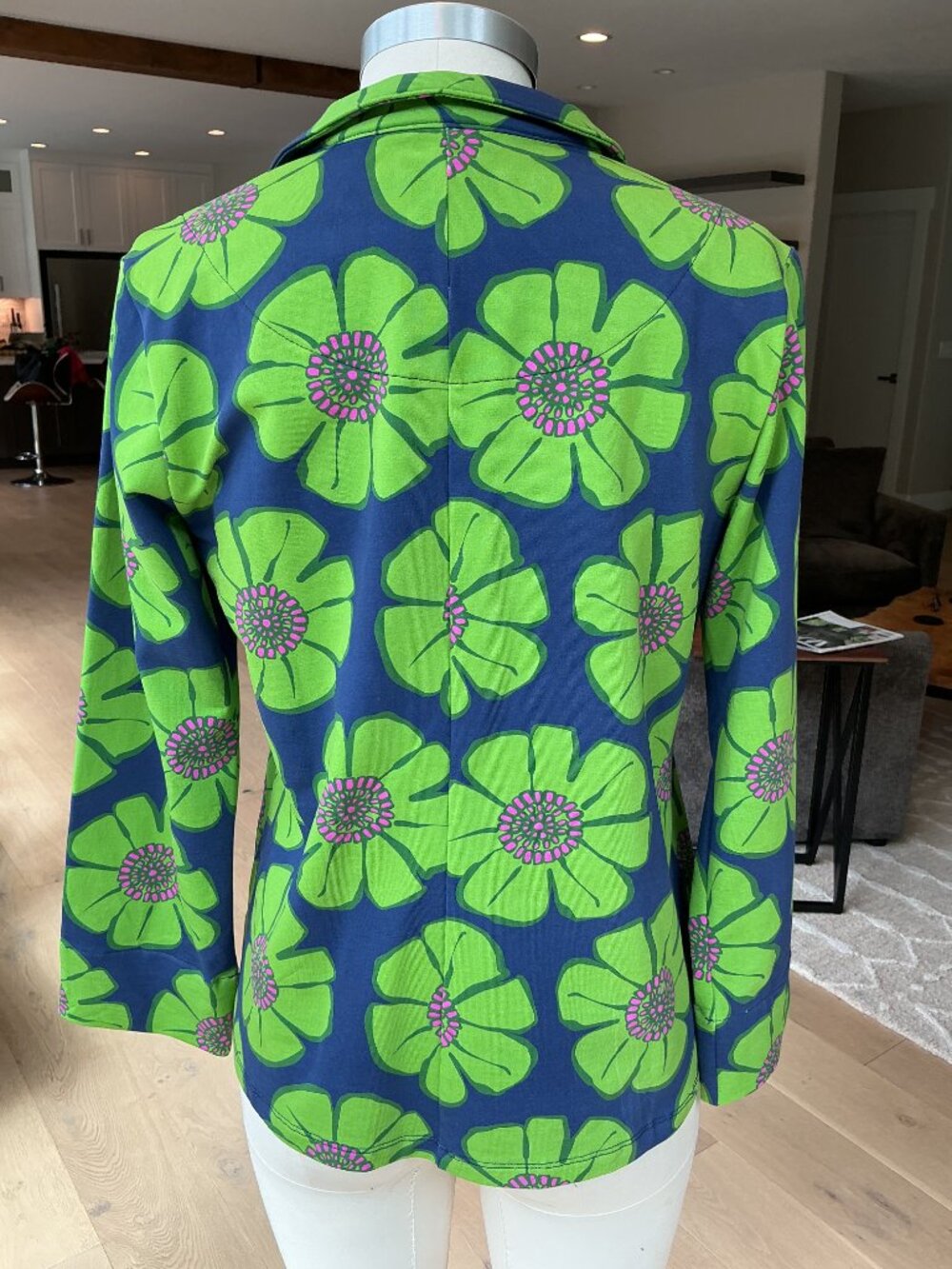 Bold graphic Lesley Evers Top - Size S - Picture 4 of 6